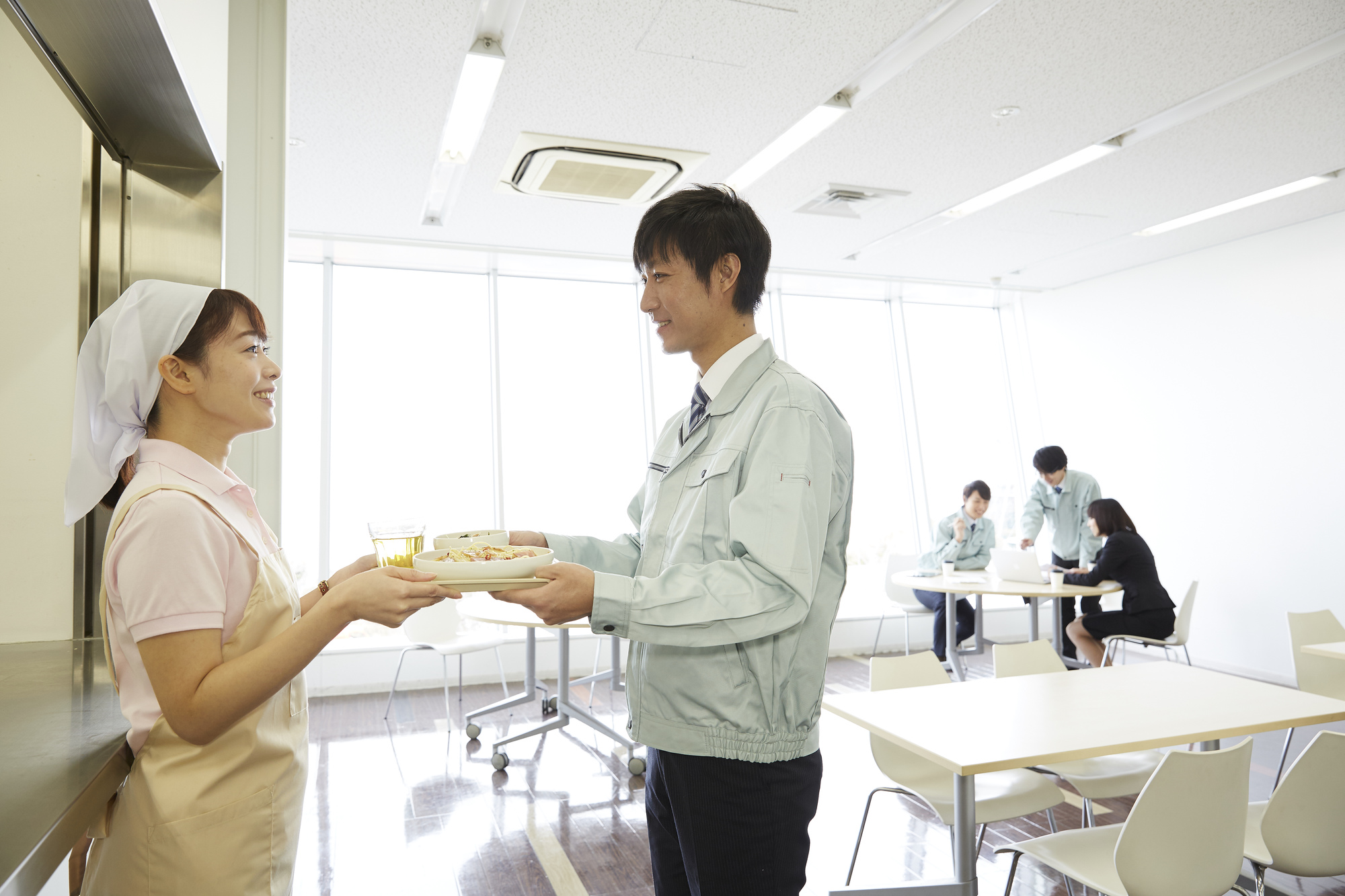 お昼は食堂で日替わりランチ