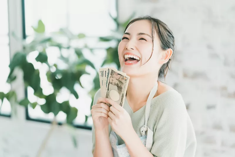 【寮費無料】モクモク作業！扱う製品は軽いプラスチック製品▼月収30万円以上可▼無料送迎あり▼引越し代補助【女性活躍職場】