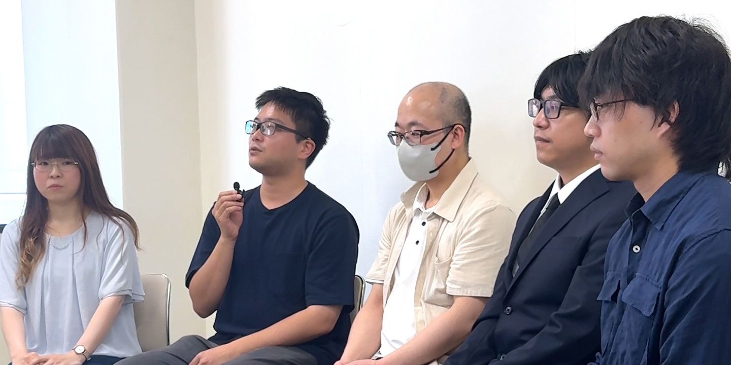 インタビューを受ける5人
