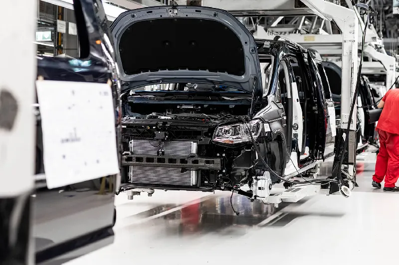 車のドアや排気系マフラー製造となります。